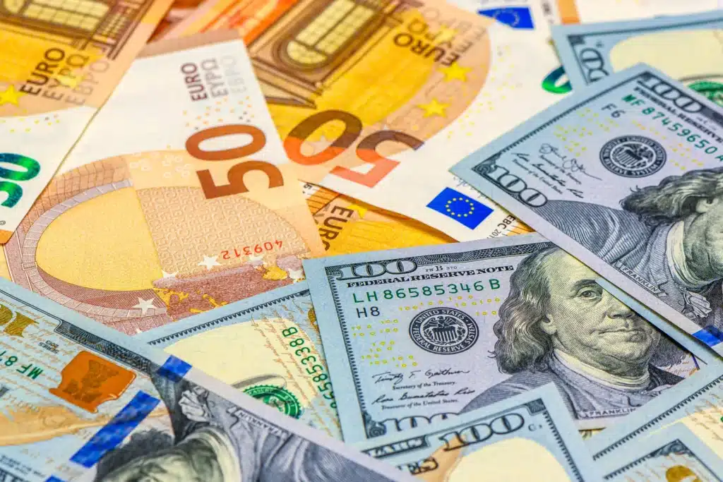 International Investments Better in Dollars (USD) or Euros (EUR) The Global Investor's Guide